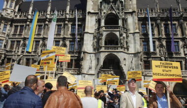 Mindestpreis-Debatte in München: Taxifahrer und Fahrdienstanbieter demonstrieren am Marienplatz