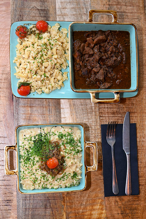 Sowohl Jägertopf (oben) als auch Kasspatzen schmecken fein.