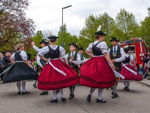 Eine Schau, wenn Trachtenvereine beim Maifest ihre traditionellen Tänze zeigen.