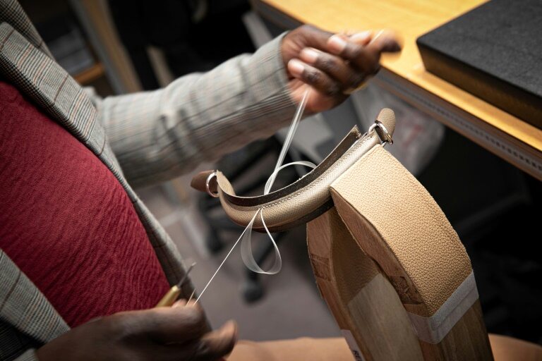 Hermès hatte bereits am 6. April 2023 eine weitere Lederwarenfabrik in Louviers, ebenfalls in der Normandie, eröffnet.