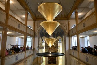 In der Hospitalkirche in Lößnitz ist das Objekt „The Universe in a Pearl“ von Rebecca Horn zu sehen.