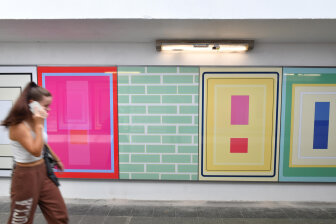 In Flöha gibt es mit den farbigen Tafeln „Glance“ in der Bahnhofsunterführung bereits ein Purple-Path-Kunstwerk. Nun wird in der Stadt der offizielle Festakt zur Eröffnung des gesamten Projekts stattfinden.