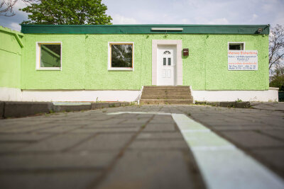 In diesem Flachbau hat der Verein „Marwa Elsherbiny Kultur- und Bildungszentrum Dresden“ (MKBD) aktuell noch seinen Sitz. Jeden Freitag um die Mittagszeit wird es dort richtig voll: Bis zu 1500 Muslime finden sich dann dort zum Gebet ein. Weil drinnen zu wenig Platz ist, müssen viele Besucher auch im Freien beten. Deshalb soll jetzt ein Neubau her.