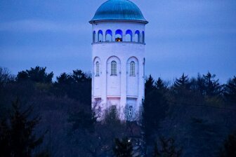 Mit Sonnenuntergang um 19.58 Uhr ist ein lilafarbenes Licht an der Spitze des Taurasteinturms von Burgstädt zu erkennen.