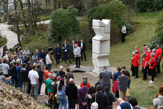 Mit zahlreichen Gästen wurde die Skulptur „Cumulus“ des Künstlers Jeffrey James am Traditionsweg der Hochschule Mittweida am Sonntag eingeweiht.