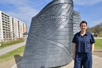 Jana Gunstheimer neben ihrer frisch eingeweihten Skulptur „dingenunner, dingenauf – Das Zwickauer Banntuch 2025“ im Muldeparadies.