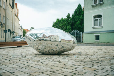 „Trashstone 689“ in Freiberg: Unter der silbrig glänzenden Oberfläche des großen „Trashstone“ sind nach dem Bekunden von Wilhelm Mundt Abfälle – auch aus der künstlerischen Produktion – verborgen, womit er auf die notwendige Nachhaltigkeit heutiger Lebens- und Produktionsprozesse verweist.