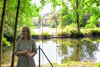 „My Floating Home“ in Niederwiesa: Das zerbrechliche Haus der Künstlerin Karolin Schwab im Mühlgraben verweist auf die ebenso fragile Sehnsucht der Menschen nach einem Zuhause, das dennoch kein Käfig, sondern ein lebendiger, offener Ort sein soll.