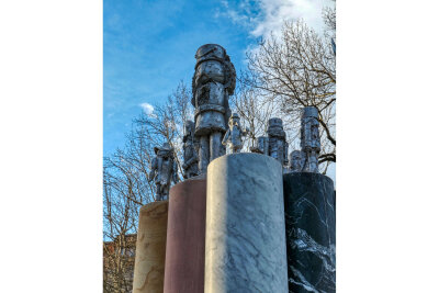 „Oben-Mit“ (oder: Ein Denkmal für die guten Geister meiner Heimat) in Chemnitz: Mit den in Aluminium gegossenen erzgebirgischen Nussknackern, Engeln und Räuchermännern auf Marmor- und Sandsteinsäulen spielt der Chemnitzer Künstler Osmar Osten mit der Heroisierung nicht nur regionaler Volkskunst-Ikonen und nimmt sie gleichzeitig ironisch auf die Schippe.
