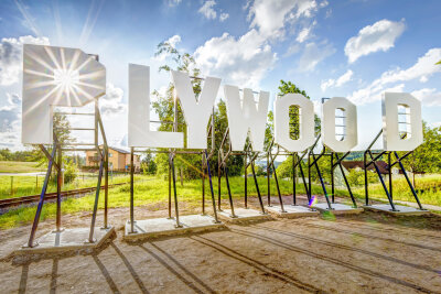 „Plywood“ in Olbernhau: Das an den berühmten Schriftzug „Hollywood“ erinnernde Werk „Plywood“, „Sperrholz“, des in Karl-Marx-Stadt geborenen Künstlers Jay Gard ist auch ein Zeichen für die Transformation des Lebens und der Arbeit im Erzgebirge des 21. Jahrhunderts.