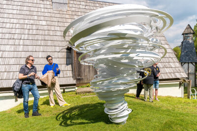 „Twister Again“ im Kurort Seiffen: Wie ein futuristischer Wirbelwind fegt die knapp drei Meter große Metallskulptur der US-amerikanischen Bildhauerin Alice Aycock durch das eher der Vergangenheit gewidmete Freiluftmuseum im Spielzeugdorf.