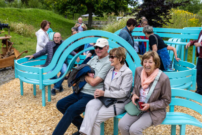 „Modified Social Bench“ in Jahnsdorf: Die farbenfrohe, dynamisch wirkende Bank des dänischen Künstlers Jeppe Hein lädt zum Sitzen, Ausruhen, Spielen, Kommunizieren ein.
