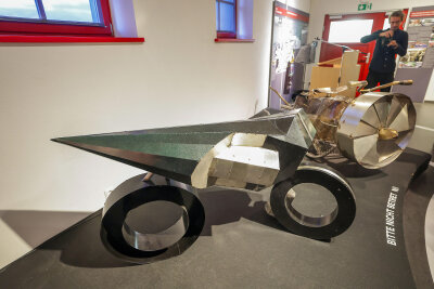 „Motorbike“ (2018) und „Medusa Motorbike“ (2017) in Hohenstein-Ernstthal: Die zwei metallenen Motorradskulpturen der französischen Künstlerin Caroline Mesquita spielen im futuristischen Design auf die Geschichte der legendären Rennen auf dem Sachsenring an.