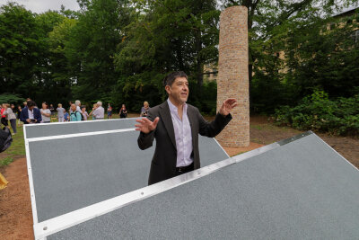 „Ohne Titel (ESDA)“ in Lichtenstein: Wie eine versunkene Fabrik ragt die Skulptur des in der Türkei geborenen Künstlers Iskender Yediler aus dem Boden und erinnert mit ihrem Untertitel an den einstigen VEB Feinstrumpfwerke ESDA, der die Wende nicht überlebte.
