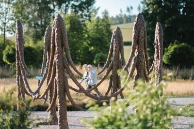 „Include me out“ in Thalheim: Die zweiteilige Bronzeskulptur „Include me out“ des in Chemnitz geborenen Künstlers Friedrich Kunath beschäftigt sich mit dem oft komplizierten Verhältnis zwischen Individuum und Gemeinschaft.