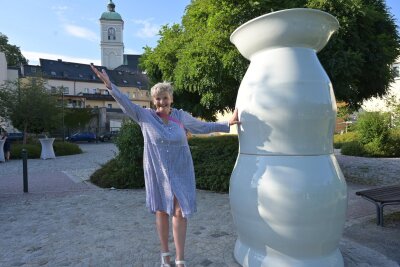 „One Million Item 3501 und 3502“ in Lößnitz: Die in Berlin lebende österreichische Künstlerin Uli Aigner integriert ihre Porzellanarbeit im Erzgebirge in ein sehr ehrgeiziges Projekt.