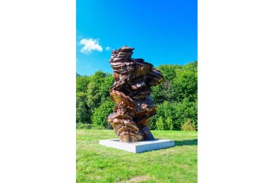 „Stack“ in Aue-Bad Schlema: Die fast vier Meter hohe Bronzeskulptur des britischen Bildhauers Tony Cragg erscheint wie ein Symbol für die vielfach aufgewühlte Erde des Erzgebirges.