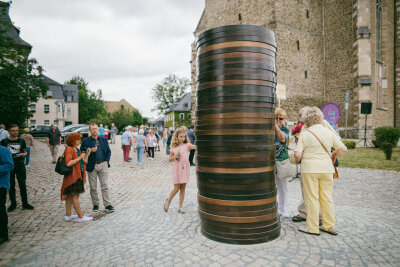 „Coin Stack 2“ in Schneeberg: Der Münzstapel des vor allem als Maler bekannten irischen Künstlers Sean Scully legt Gedanken an die oft prekären Lebensverhältnisse „einfacher Menschen“ und an Arbeitskämpfe der Schneeberger Bergleute Ende des 15. Jahrhunderts nahe.