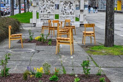 „Seeds & Seats“ in Chemnitz: „Saaten und Sitze“ von Gabriela Oberkofler und Jacob Strobel zwischen den Stelen zu Bertolt Brechts „Lobgedichten“ an der Brückenstraße fordert auf, sich mit der Geschichte auseinanderzusetzen, über die Geschichte kritisch im Gespräch zu bleiben.