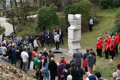 Mit zahlreichen Gästen wurde die Skulptur "Cumulus" des Künstlers Jeffrey James am Traditionsweg der Hochschule Mittweida am 13. April eingeweiht. Die fünf Betonmodule, die zu einer schlanken Säule aufgebaut sind, beziehen laut dem 1958 geborenen und Berlin lebenden Künstler auf das Phänomen von Haufenwolken.