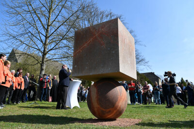 Die Skulptur „Good Luck“ des belgischen Künstlers Kris Martin ist auf dem Platz vor dem Rathaus zu sehen. Auf einer Kugel ruht ein Würfel – beides aus Rochlitzer Porphyr.