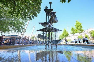 Innerhalb weniger Jahre gestaltet Johann Belz mehr als ein Dutzend Arbeiten im Stadtgebiet, unter anderem den „Klapperbrunnen“ (1968). Belz arbeitet figürlich und abstrakt in verschiedenen Techniken, Stein, Bronze, Kupfer, mit einem untrüglichen Gespür dafür, was dem Ort und dem Sujet seiner Plastiken angemessen ist.