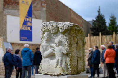 In einem zweiten Pleinair schufen Bildhauerinnen und Bildhauer aus Sachsen und Tschechien Steinskulpturen, die zumeist einen Bezug zur Geschichte der Grenzregion haben. Im Wildpflanzenpark auf dem Gelände eines ehemals berühmten Gasthofs in Oederan haben sie einen originellen Platz gefunden.