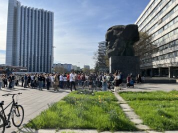 Der Satiriker kommt am Karl-Marx-Monument an.