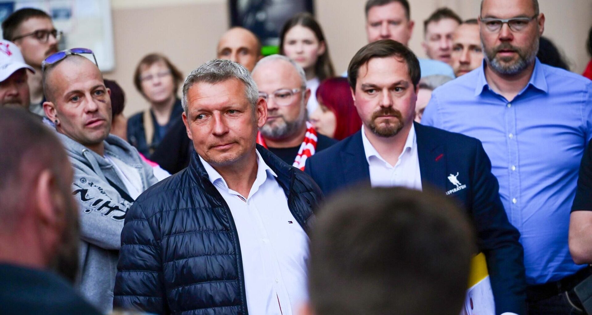 Gesellschafter Ronny Bauer spricht auf dem Markt zu rund 150 Fans der Eispiraten Crimmitschau