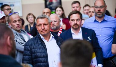 Gesellschafter Ronny Bauer spricht auf dem Markt zu rund 150 Fans der Eispiraten Crimmitschau