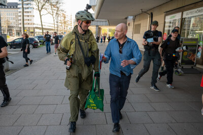 Begleitet von Kameras ging es im Anschluss weiter zur neuen Galerie an der Straße der Nationen.