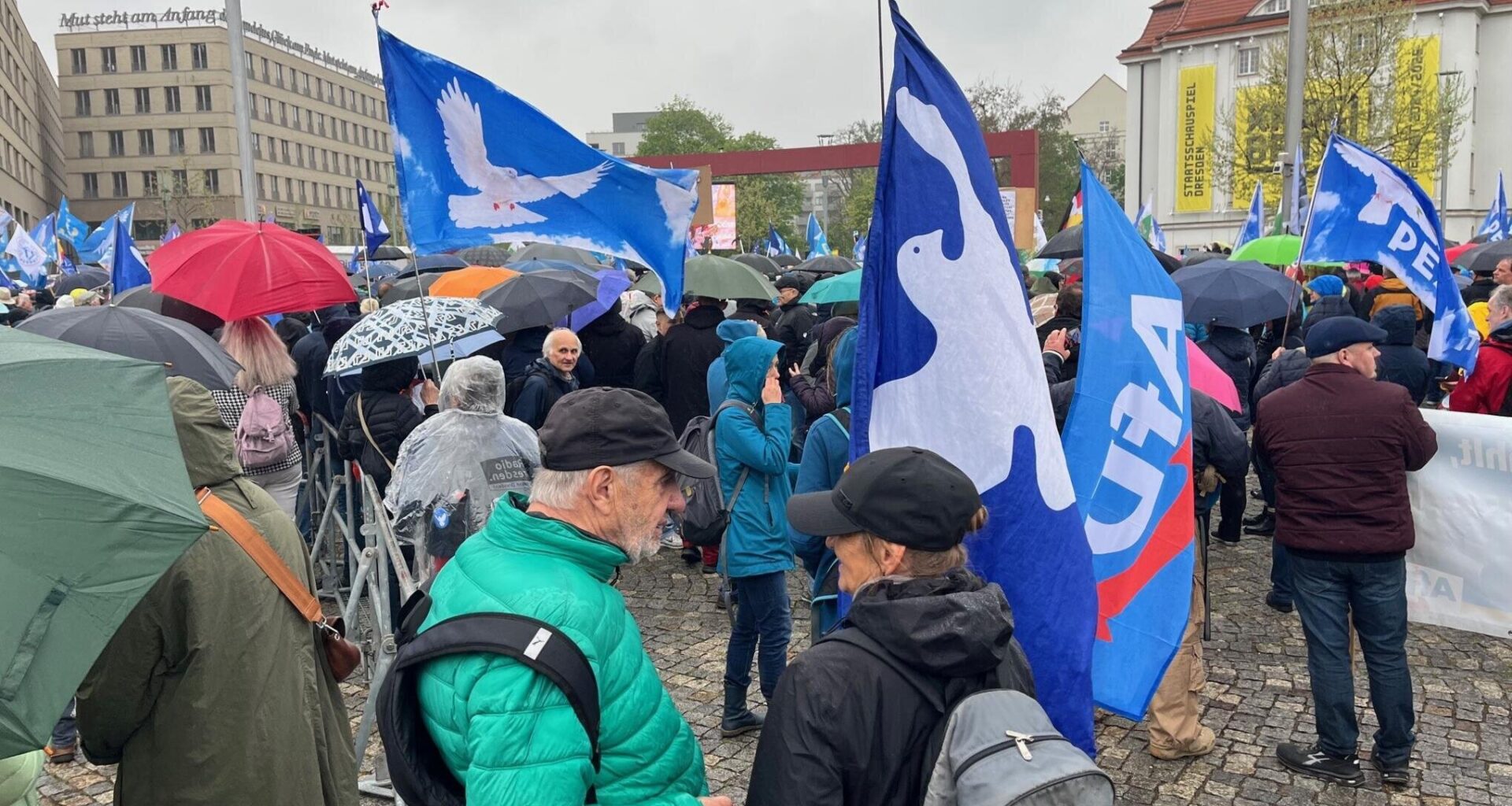 Gegendemonstration wirft Friedensmarsch in Dresden Nähe zu Rechten vor