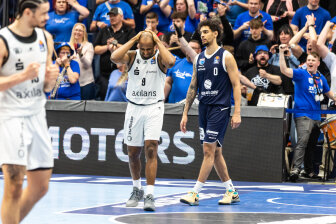 Nicht zu fassen: In den letzten Sekunden bekamen die Niners um DeAndre Lansdowne (hinten) beim Derby in Weißenfels noch einmal die Chance, zumindest die Verlängerung zu schaffen. Doch sie warfen den Angriff weg.