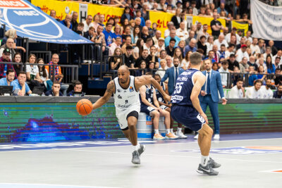 DEANDRE LANSDOWNE: Der Routinier rackerte und kämpfte, verteilte vier Assists und holte fünf Rebounds. Doch auch ihm gelingt es nicht, das Team so führen, dass es den Fokus über die gesamte Spielzeit behält. Lansdowne kann mehr und muss mehr zeigen. Note: 3.