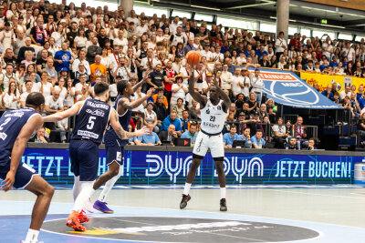 DAMIEN JEFFERSON: So ein Spiel hat der Neuzugang mal gebraucht. Blöd nur, dass es trotzdem verloren ging. Jefferson machte 11 Punkte, holte sechs Rebounds, war in der Defensive sehr präsent, wirkte nicht mehr wie ein Fremdkörper. Am Ende war er aber auch die tragische Figur, als er den letzten Angriff zu überhastet wegschmiss. Note: 3+.