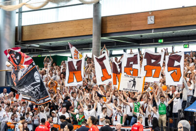 DIE NINERSFANS: Mehr als 500 waren mit in der Stadthalle Weißenfels. Fast alle in weiß, alle laut. Wie sie ihre Mannschaft 40 Minuten lang anfeuerten und auch nach der knappen Niederlage weiter besangen, kann nur mit einer Note bewertet werden: 1 mit Sternchen.