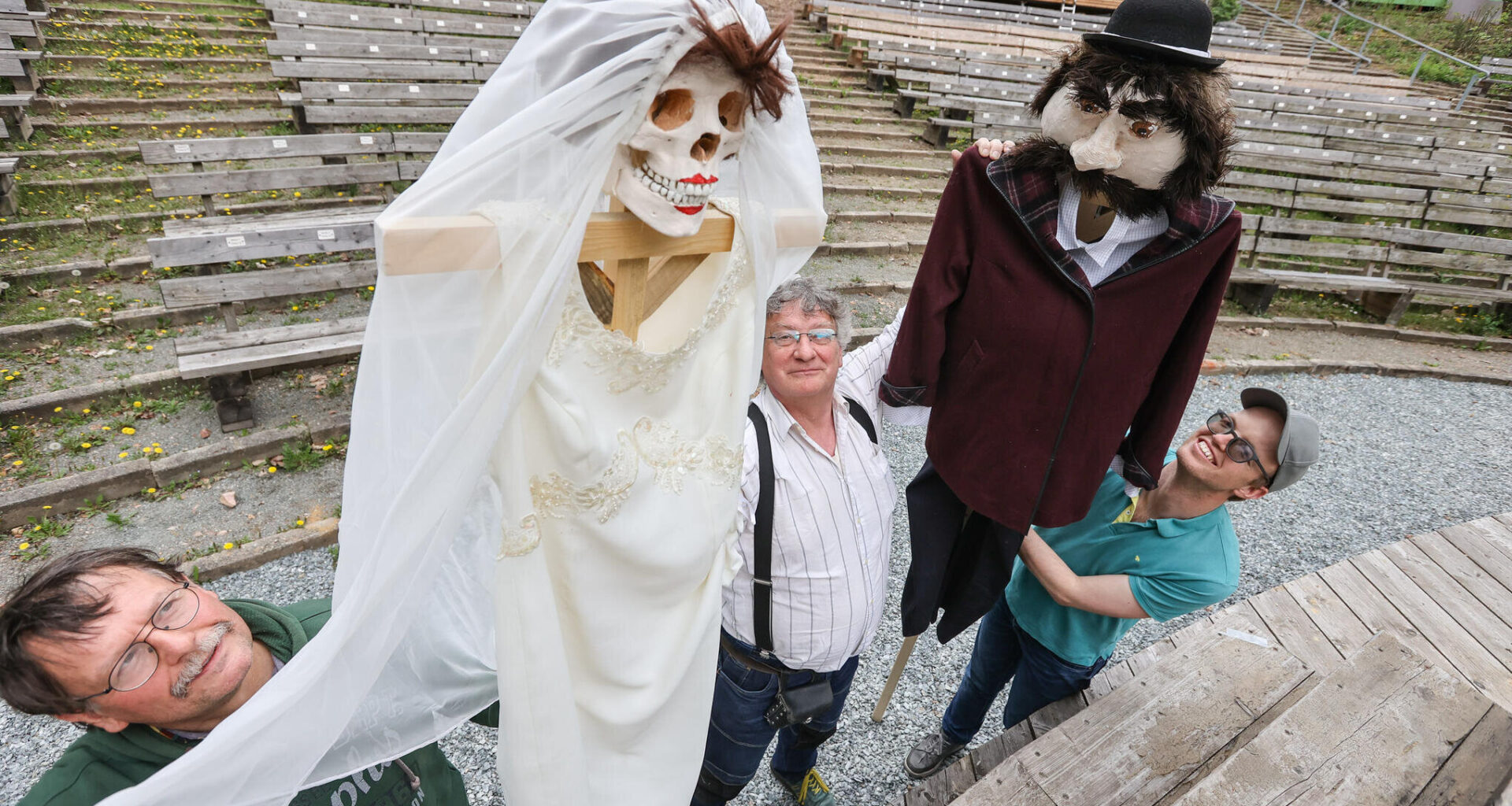 Chemnitzer misten für neues Theaterstück Kleiderschränke aus