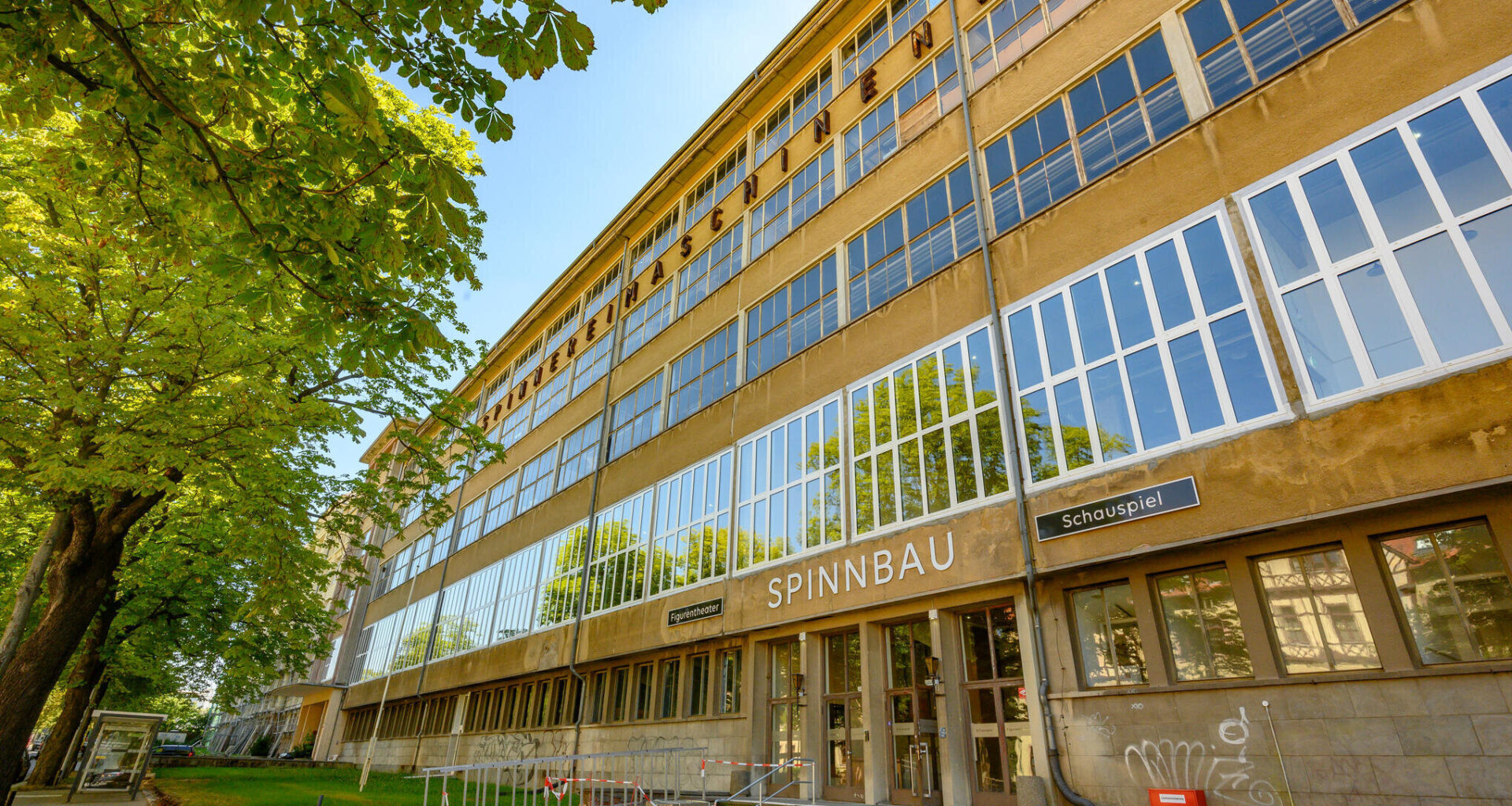 Der Spinnbau wird zur Bühne für Kinder und Jugendliche