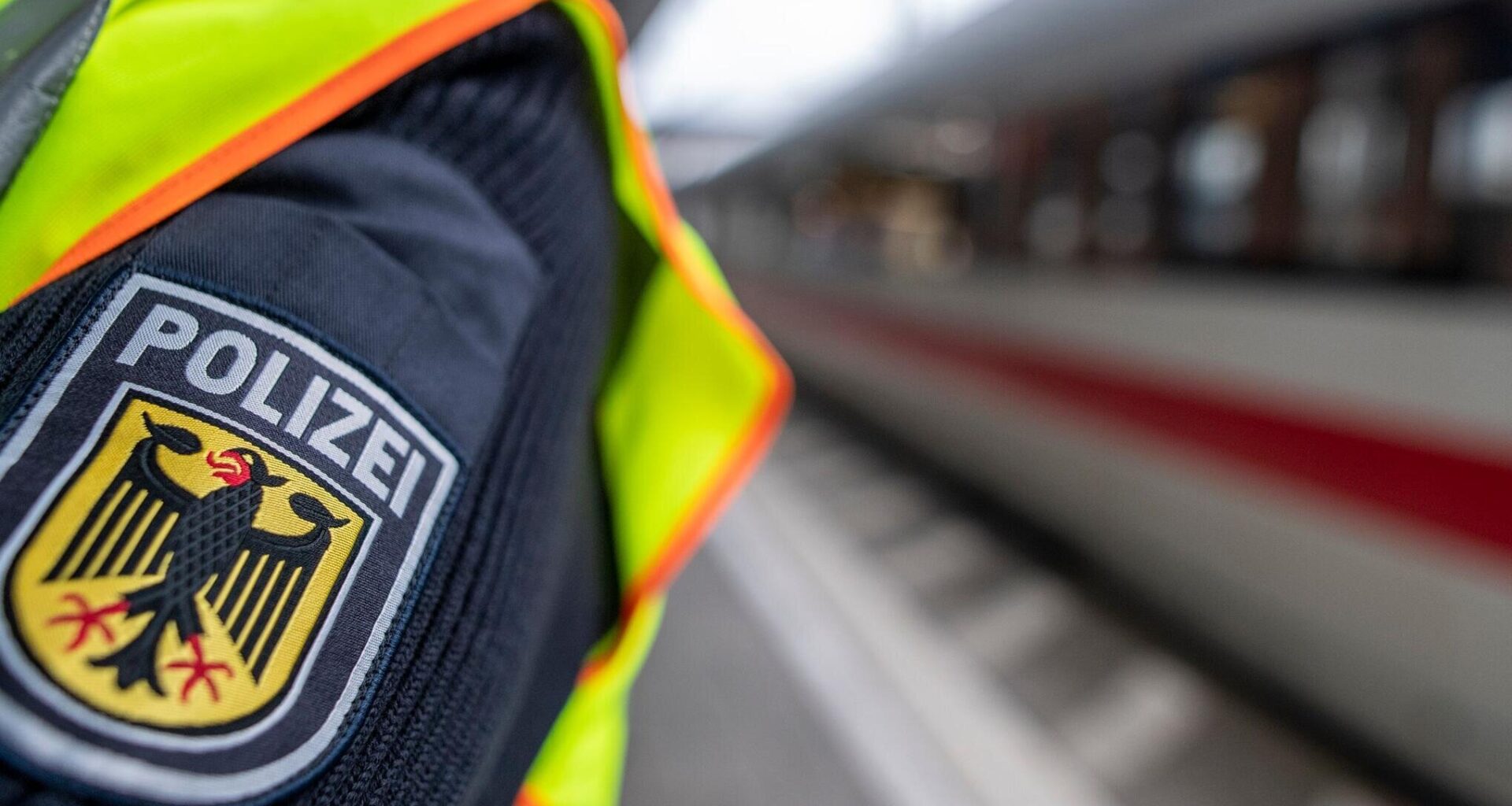 Polizei stoppt randalierenden Zugreisenden mit 1,8 Promille