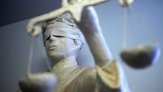 Eine Statue der Justizia