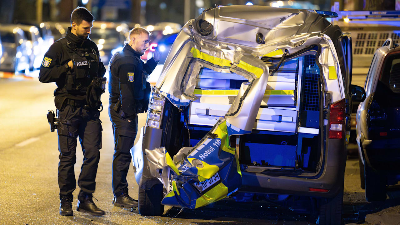 Drei Streifenwagen verunglücken im Einsatz: mindestens elf Verletzte | Regional