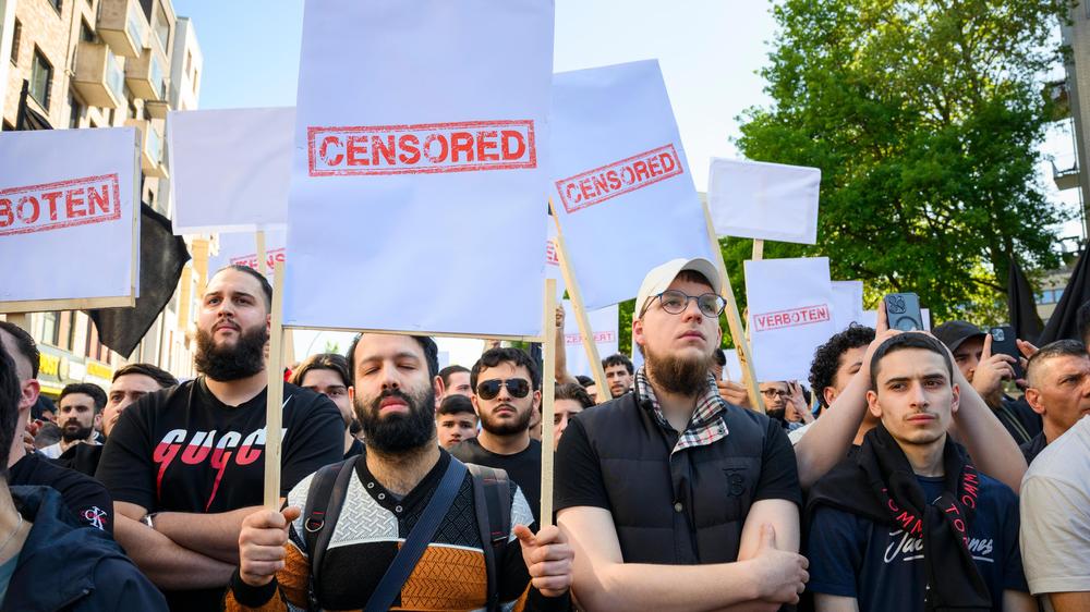 Islamismus in Hamburg: Demonstranten bei einer Kundgebung der islamistischen Gruppierung Muslim Interaktiv unter dem Motto „Gegen Zensur und Meinungsdiktat“ im Hamburger Stadtteil St. Georg  im Jahr 2023