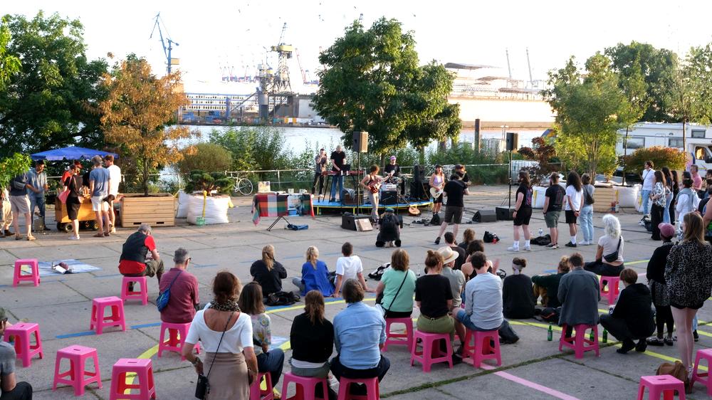 Neugestaltung der Hafenkante: An der Hafenkante standen von August bis Oktober Bänke und Hocker, Anwohner luden zu Open-Air-Konzerten, danach wurde diskutiert: Was könnte auf der Fläche funktionieren, was nicht?