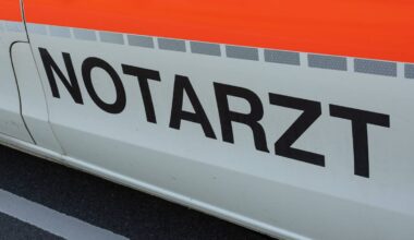 Zwei Bauarbeiter stürzen sieben Meter tief