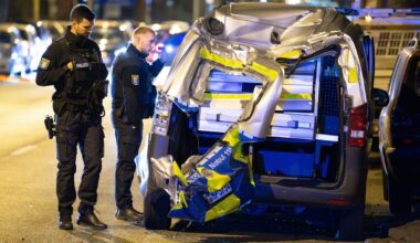 Polizei-Auto kracht in zwei Autos – fünf Verletzte