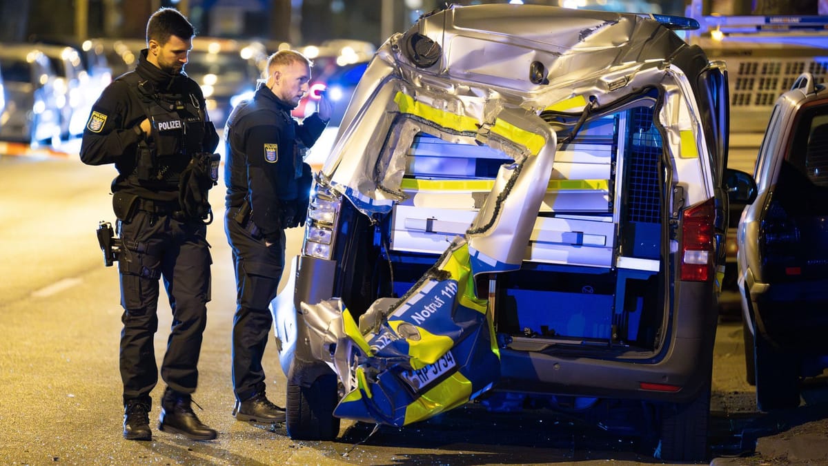 Polizei-Auto kracht in zwei Autos – fünf Verletzte