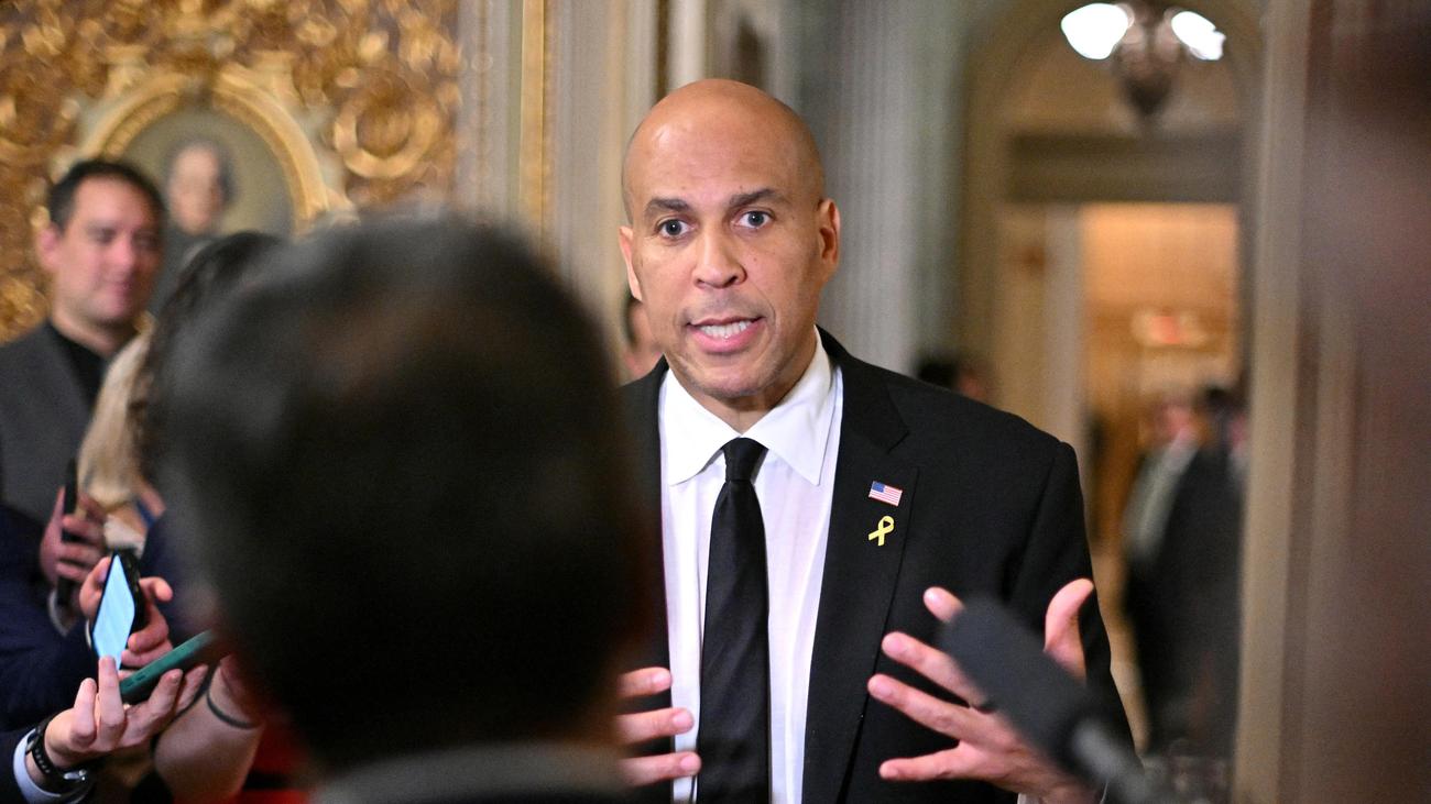 Cory Booker: US-Senator bricht Rekord mit 25-stündiger Protestrede gegen Trump