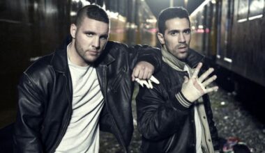 Archivaufnahme: Fler und Bsuhido stehen nebeneinander und posieren für ihren gemeinsamen Kinofilm (Quelle: picture alliance/dpa/Constantin Film)