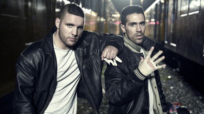 Archivaufnahme: Fler und Bsuhido stehen nebeneinander und posieren für ihren gemeinsamen Kinofilm (Quelle: picture alliance/dpa/Constantin Film)