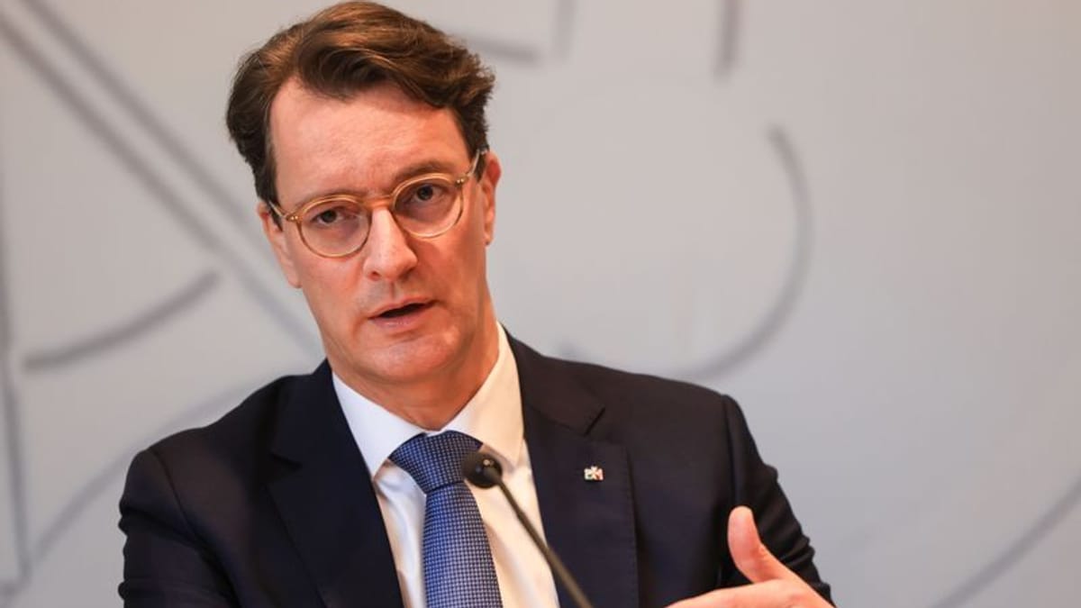 Während Rede von Hendrik Wüst bricht AfD-Mitarbeiter zusammen